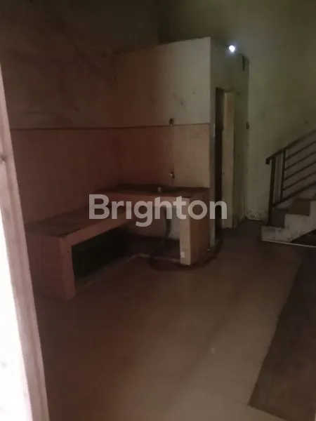 image DISEWAKAN RUKO 2 1/2 TINGKAT (4)