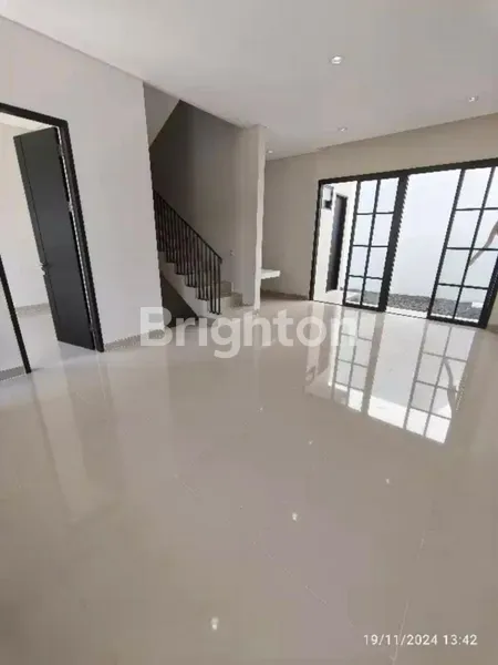 image RUMAH 2 LANTAI SIAP HUNI, WHITE HOUSE DIAN ISTANA-SURABAYA (1)