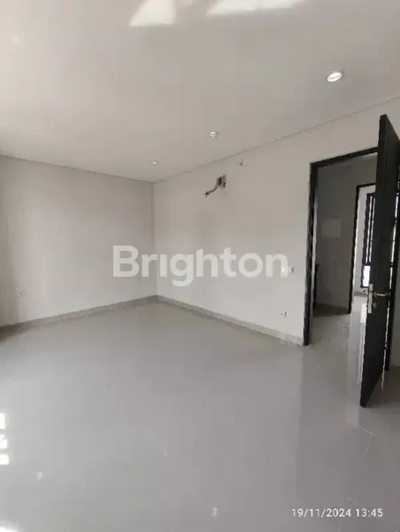 image RUMAH 2 LANTAI SIAP HUNI, WHITE HOUSE DIAN ISTANA-SURABAYA (4)