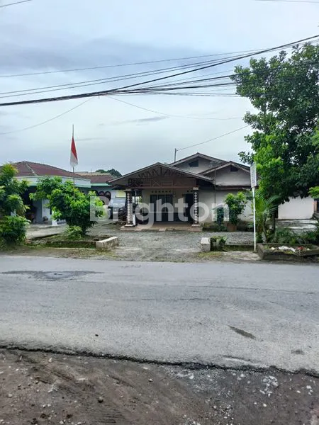 RUMAH DENGAN PAPAN DAMAR