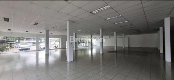 image DISEWAKAN SEGERA : SHOWROOM/KANTOR + BENGKEL DI JALAN RAYA MERDEKA, KOTA TANGERANG. (4)