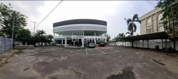 DISEWAKAN SEGERA : SHOWROOM/KANTOR + BENGKEL DI JALAN RAYA MERDEKA, KOTA TANGERANG.