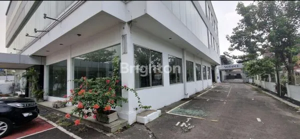 image DISEWAKAN SEGERA : SHOWROOM/KANTOR + BENGKEL DI JALAN RAYA MERDEKA, KOTA TANGERANG. (3)