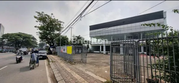 image DISEWAKAN SEGERA : SHOWROOM/KANTOR + BENGKEL DI JALAN RAYA MERDEKA, KOTA TANGERANG. (2)