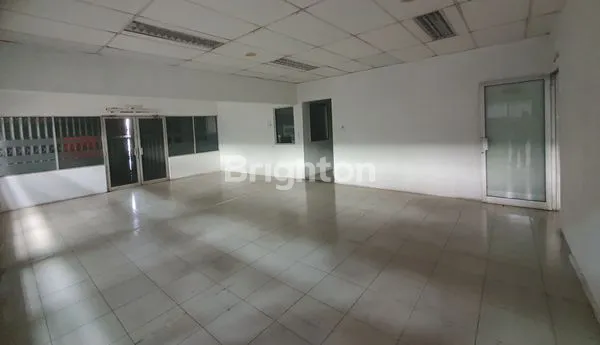 image DISEWAKAN SEGERA : SHOWROOM/KANTOR + BENGKEL DI JALAN RAYA MERDEKA, KOTA TANGERANG. (6)