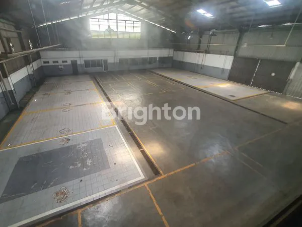 image DISEWAKAN SEGERA : SHOWROOM/KANTOR + BENGKEL DI JALAN RAYA MERDEKA, KOTA TANGERANG. (7)