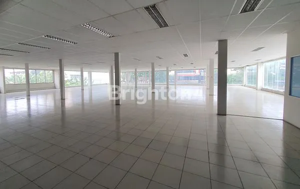 image DISEWAKAN SEGERA : SHOWROOM/KANTOR + BENGKEL DI JALAN RAYA MERDEKA, KOTA TANGERANG. (5)