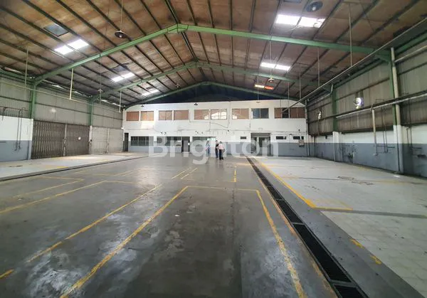 image DISEWAKAN SEGERA : SHOWROOM/KANTOR + BENGKEL DI JALAN RAYA MERDEKA, KOTA TANGERANG. (8)