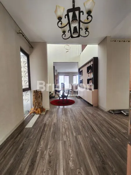 image DIJUAL RUMAH MEWAH FULL FURNISHED DENGAN KOLAM RENANG DI JAGAKARSA, JAKARTA SELATAN  LANGSUNG MASUK TINGGAL BAWA KOPER. (8)