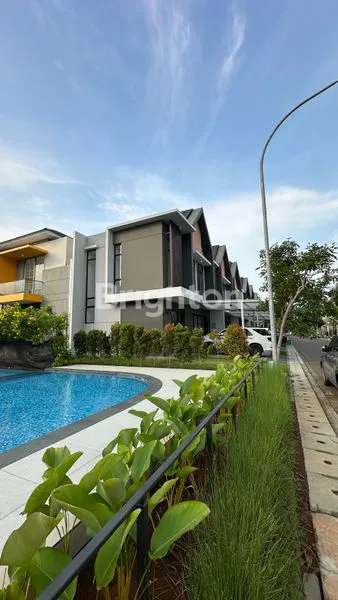 image RUMAH PIK2 SAMPING SWIMMING POOL (1)