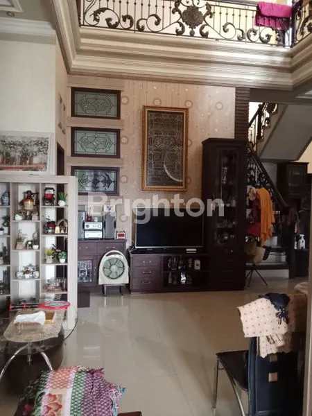 image RUMAH BERGAYA KLASIK ARTISTIK DI LOKASI STRATEGIS DEKAT TOL DI PERUMAHAN SAWOJAJAR MALANG (3)