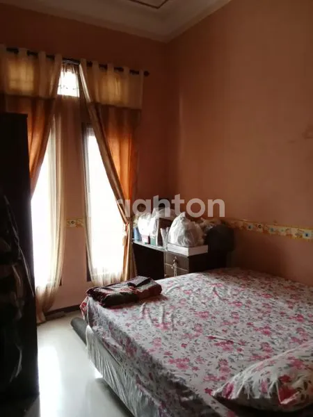 image RUMAH BERGAYA KLASIK ARTISTIK DI LOKASI STRATEGIS DEKAT TOL DI PERUMAHAN SAWOJAJAR MALANG (4)