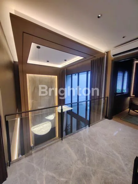 image RUMAH MEWAH 3 LANTAI DI HERON THE SPRINGS GADING SERPONG (4)