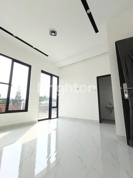 image RUMAH CANTIK 2 LANTAI BARU RENOVASI DI LIPPO KARAWACI - TANGERANG (4)