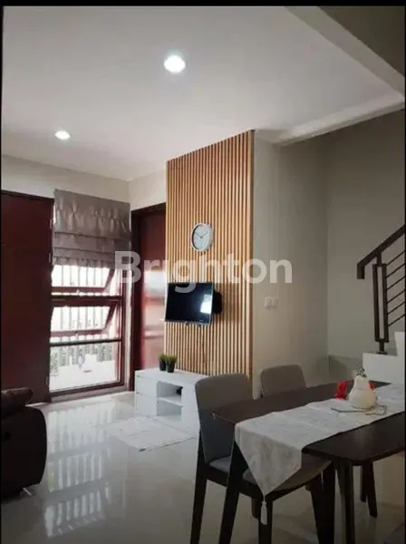 image RUMAH MEWAH 3 LANTAI FULL FURNISHED DI VANYA PARK TANGERANG (1)
