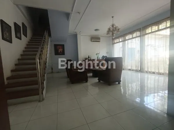 image RUMAH MEWAH 2 LANTAI STRATEGIS DEKAT STADION MANAHAN SOLO (6)