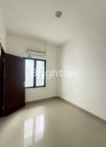image RUMAH 2 LANTAI SEMI-FURNISHED DI MAYFAIR RESIDENCE MEDAN (2)