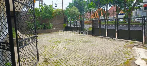 image RUMAH BESAR 1,5 LANTAI DI NOL JALAN RAYA DARMO SURABAYA DI LOKASI KOMERSIAL (2)