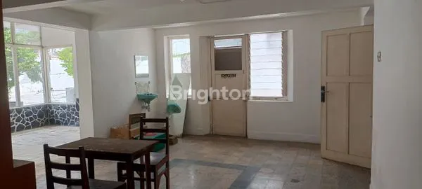 image RUMAH BESAR 1,5 LANTAI DI NOL JALAN RAYA DARMO SURABAYA DI LOKASI KOMERSIAL (8)