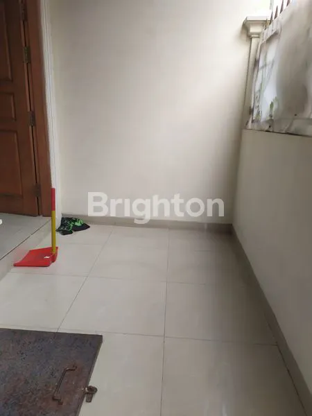 image RUMAH 2 LANTAI SIAP HUNI DI PADEMANGAN STRATEGIS SHM (4)