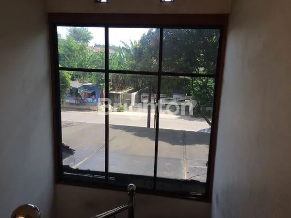 image RUMAH MEWAH DENGAN LUAS TANAH 398M2 LUAS BANGUNAN 298M2  NYAMAN DAN STRATEGIS (5)