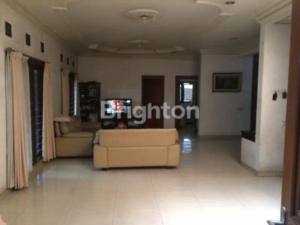 image RUMAH MEWAH DENGAN LUAS TANAH 398M2 LUAS BANGUNAN 298M2  NYAMAN DAN STRATEGIS (3)