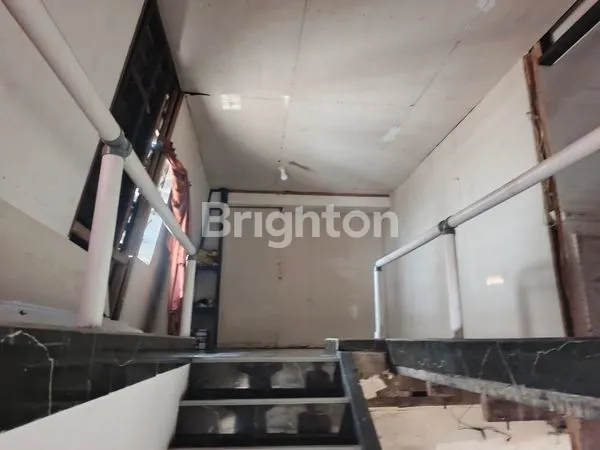 image RUMAH BESAR 2 LANTAI PINGGIR JALAN SUDIRMAN BALIKPAPAN (2)