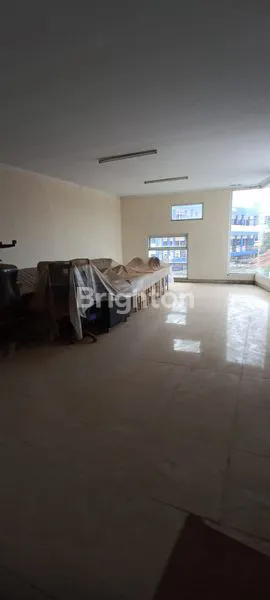 BANGUNAN GANDENG 3 LANTAI ,FULL FUNGSI.PINGGIR JLN RAYA. SINDANG BARANG.BOGOR