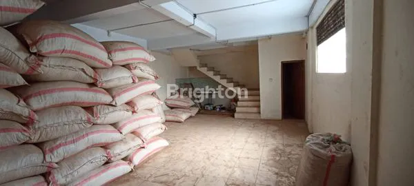 image BANGUNAN GANDENG 3 LANTAI ,FULL FUNGSI.PINGGIR JLN RAYA. SINDANG BARANG.BOGOR (5)