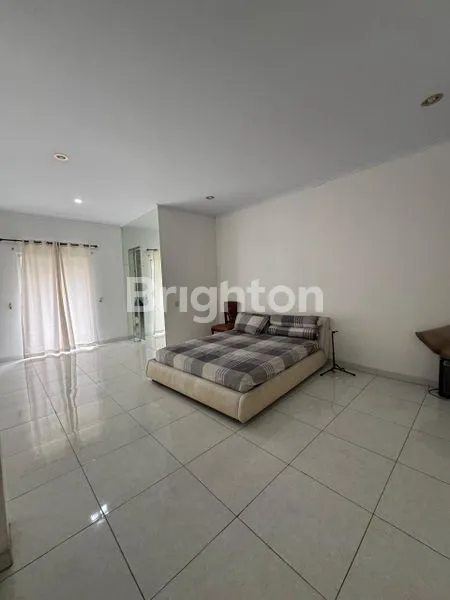 image RUMAH 2 LANTAI LUAS 300 M2 HADAP TAMAN TIDAK HADAP TETANGGA DI PERUMAHAN DE PARK, DENGAN BOTANICAL PARK DEKAT DENGAN JNY, AEON MALL & PINTU TOLL BSD CITY (2)