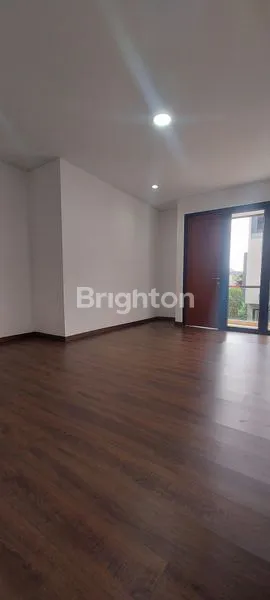 image RUMAH MEWAH 2 LANTAI DI GRAND TREVISTA KEBON JERUK, 5KM, SHM (4)