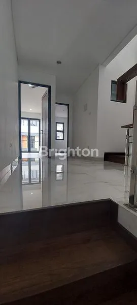 image RUMAH MEWAH 2 LANTAI DI GRAND TREVISTA KEBON JERUK, 5KM, SHM (3)