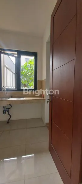 image RUMAH MEWAH 2 LANTAI DI GRAND TREVISTA KEBON JERUK, 5KM, SHM (7)