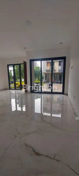 image RUMAH MEWAH 2 LANTAI DI GRAND TREVISTA KEBON JERUK, 5KM, SHM (2)
