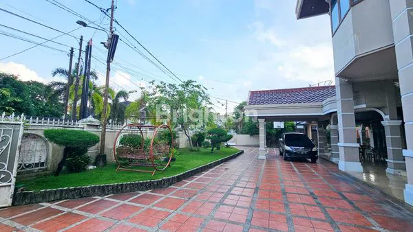 image RUMAH MEWAH HARGA BAGUS - SEMI FURNISHED - SIAP HUNI - LEBAR 30 METER - BISA UNTUK USAHA KOST2AN ELITE DEKAT USU - JL DR MANSYUR - MEDAN SELAYANG (2)