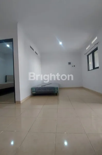image RUMAH 2.5 LANTAI SIAP HUNI TANJUNG DUREN JAKARTA BARAT (1)