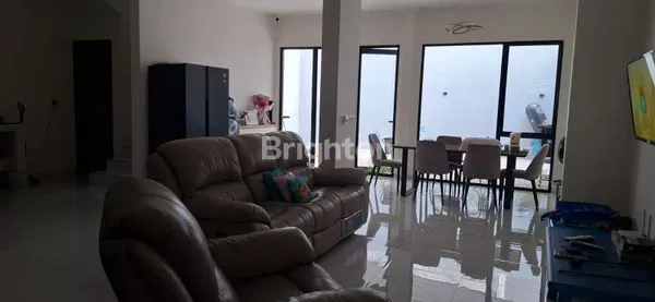 image RUMAH 2 LANTAI CANTIK, ASRI DAN NYAMAN DI SUVARNA SUTERA (2)