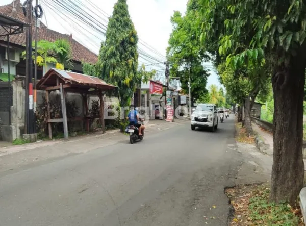 image RUMAH & KIOS STRATEGIS DI JL. LAKSAMANA BULELENG (2)