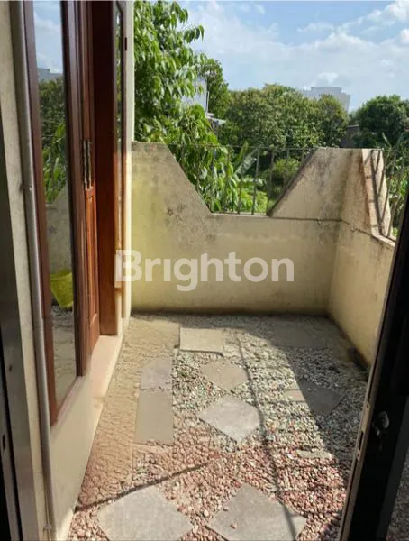 image RUMAH 2 LANTAI TERAWAT FULL FURNISH KAYU JATI DEKAT JL. JAYA WIJAYA MOJOSONGO STRATEGIS TENGAH KOTA SOLO - (7)