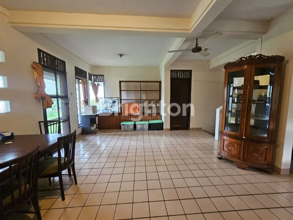 image RUMAH TEDUH RINDANG DI SELATAN JAKARTA - 5 MENIT KE RS HERMINA CIPUTAT - 7 MENIT KE ANEKA BUANA CIRENDEU. JALAN BUNTU (6)