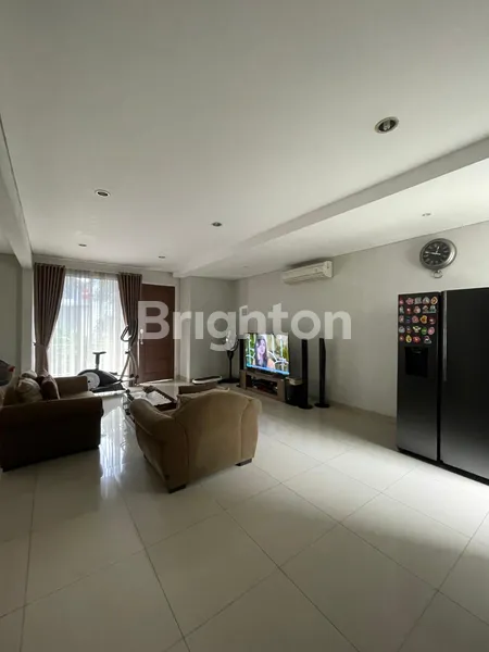 image RUMAH MODERN 3 LANTAI STRATEGIS DEKAT PINTU TOLL ANDARA JAKARTA SELATAN (2)