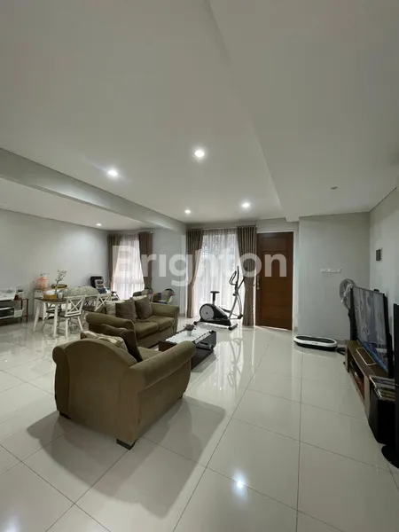 image RUMAH MODERN 3 LANTAI STRATEGIS DEKAT PINTU TOLL ANDARA JAKARTA SELATAN (3)