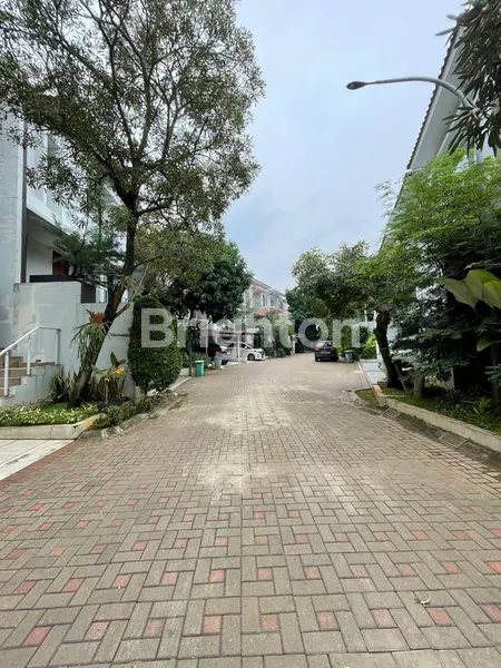image RUMAH MODERN 3 LANTAI STRATEGIS DEKAT PINTU TOLL ANDARA JAKARTA SELATAN (8)