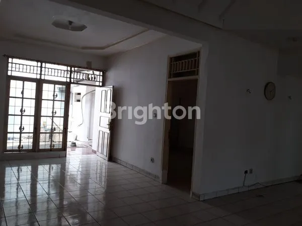 image RUMAH 2 LANTAI STRATEGIS DI KEBON JERUK, JAKARTA BARAT (8)