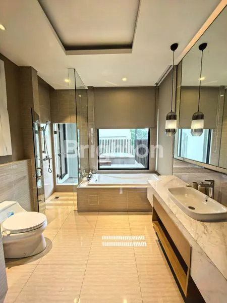 image HUNIAN MEWAH 3 LANTAI DENGAN LIFT & POOL DI HERON AGRETTA (7)