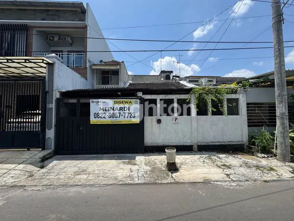 image RUMAH 2 LANTAI SIAP HUNI STRATEGIS SOLO BARU (1)