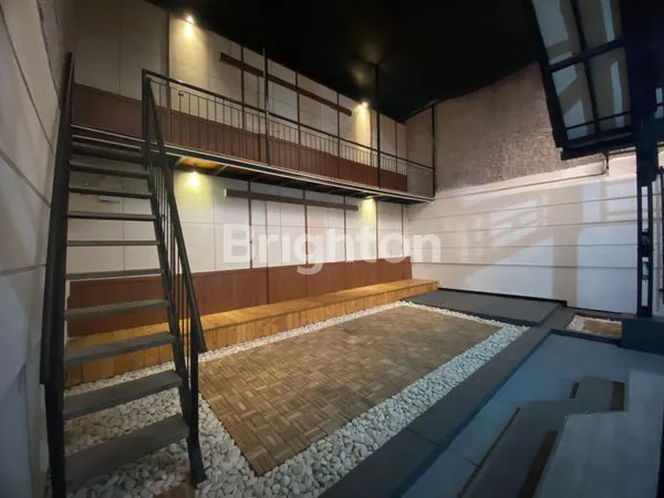 image SUPER HOT DEAL!! RUMAH MEWAH HADAP TIMUR DI JL. KOLONEL MASTURI BANDUNG – SHM, HARGA 2M NEGO (2)