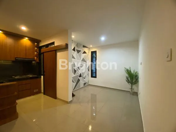 image SUPER HOT DEAL!! RUMAH MEWAH HADAP TIMUR DI JL. KOLONEL MASTURI BANDUNG – SHM, HARGA 2M NEGO (8)