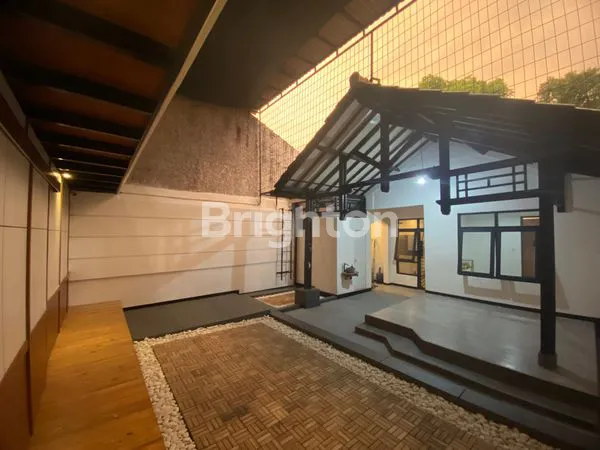 image SUPER HOT DEAL!! RUMAH MEWAH HADAP TIMUR DI JL. KOLONEL MASTURI BANDUNG – SHM, HARGA 2M NEGO (1)