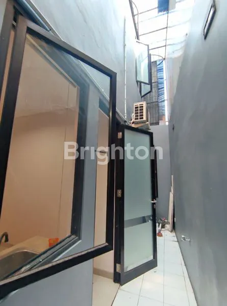image RUMAH KEBON JERUK DALAM KOMPLEK TOWNHOUSE SIAP HUNI JAKARTA BARAT (8)